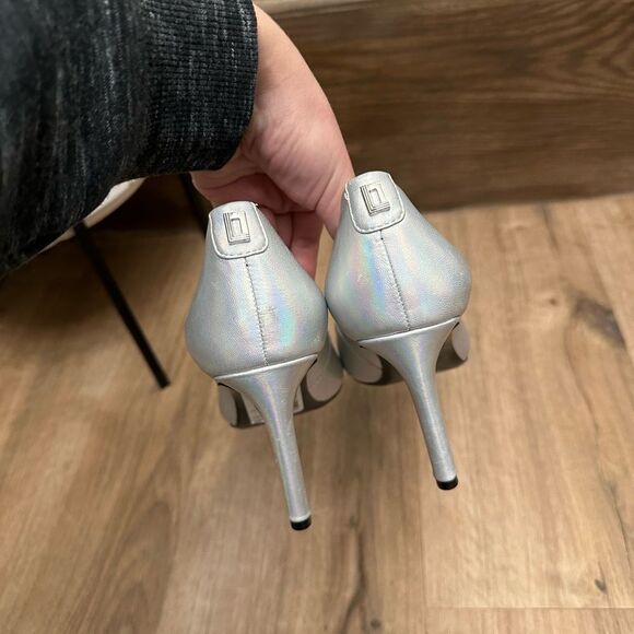 Karl Lagerfeld Paris Womens Glora Silver Leather Pointed Toe Sip On Pumps Sz 8 - Picture 3 of 4